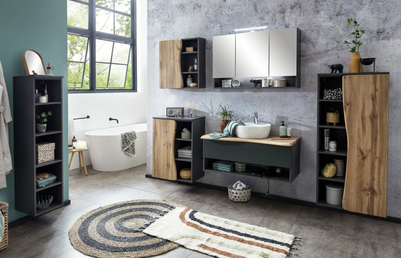XORA Spiegelschrank VILLACH Moderner Spiegelschrank in einem stilvollen Badezimmer mit Holz- und Metallelementen, frontal betrachtet.
