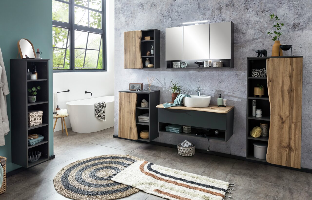 Moderner Spiegelschrank in einem stilvollen Badezimmer mit Holz- und Metallelementen, frontal betrachtet.