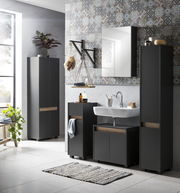 Moderner Hochschrank in einem stilvollen Badezimmer, frontal betrachtet, mit dunklem Holz und eleganten Details.