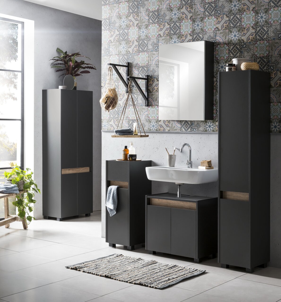 Moderner Hochschrank in einem stilvollen Badezimmer, frontal betrachtet, mit dunklem Holz und eleganten Details.