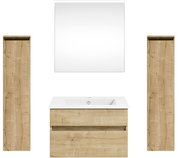 Frontale Ansicht einer Badkombination mit zwei hohen Holzschränken, einem Waschbeckenunterschrank und einem Spiegel.