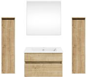 Frontale Ansicht einer Badkombination mit zwei hohen Holzschränken, einem Waschbeckenunterschrank und einem Spiegel.