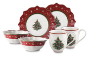 Frontalansicht eines sechsteiligen Frühstückssets in Rot mit weihnachtlichem Design, bestehend aus zwei Tellern, zwei Schalen und zwei Tassen, verziert mit Weihnachtsbaum-Motiven.