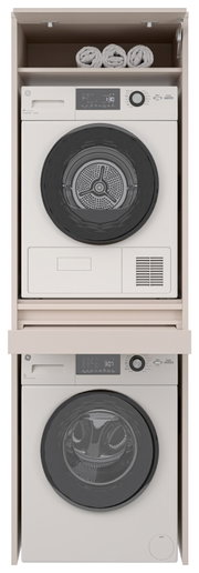 Vooraanzicht van een in een kast gestapelde witte was-droogcombinatie: boven de droger met bedieningspaneel en ronde deur, daaronder de wasmachine, daarboven een plank met drie opgerolde handdoeken.