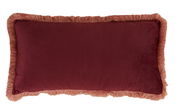 Rechteckiges, weinrotes Kissen mit dekorativem, rosafarbenem Rand, Ansicht von oben.