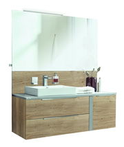 Moderne Badkombination mit Holzoptik, Waschbecken und großem Spiegel, Frontalansicht