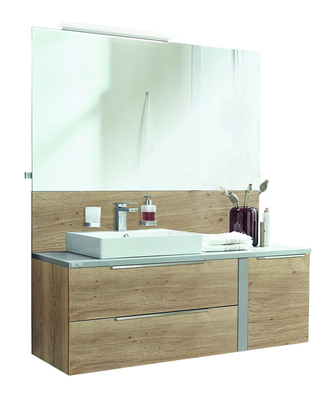 Moderne Badkombination mit Holzoptik, Waschbecken und großem Spiegel, Frontalansicht