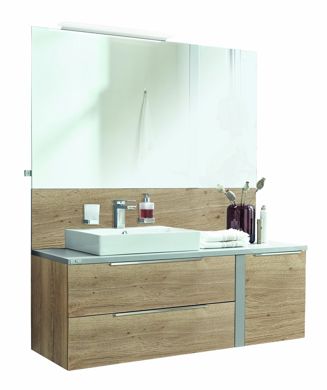 Moderne badkamercombinatie met houtlook, wastafel en grote spiegel, vooraanzicht