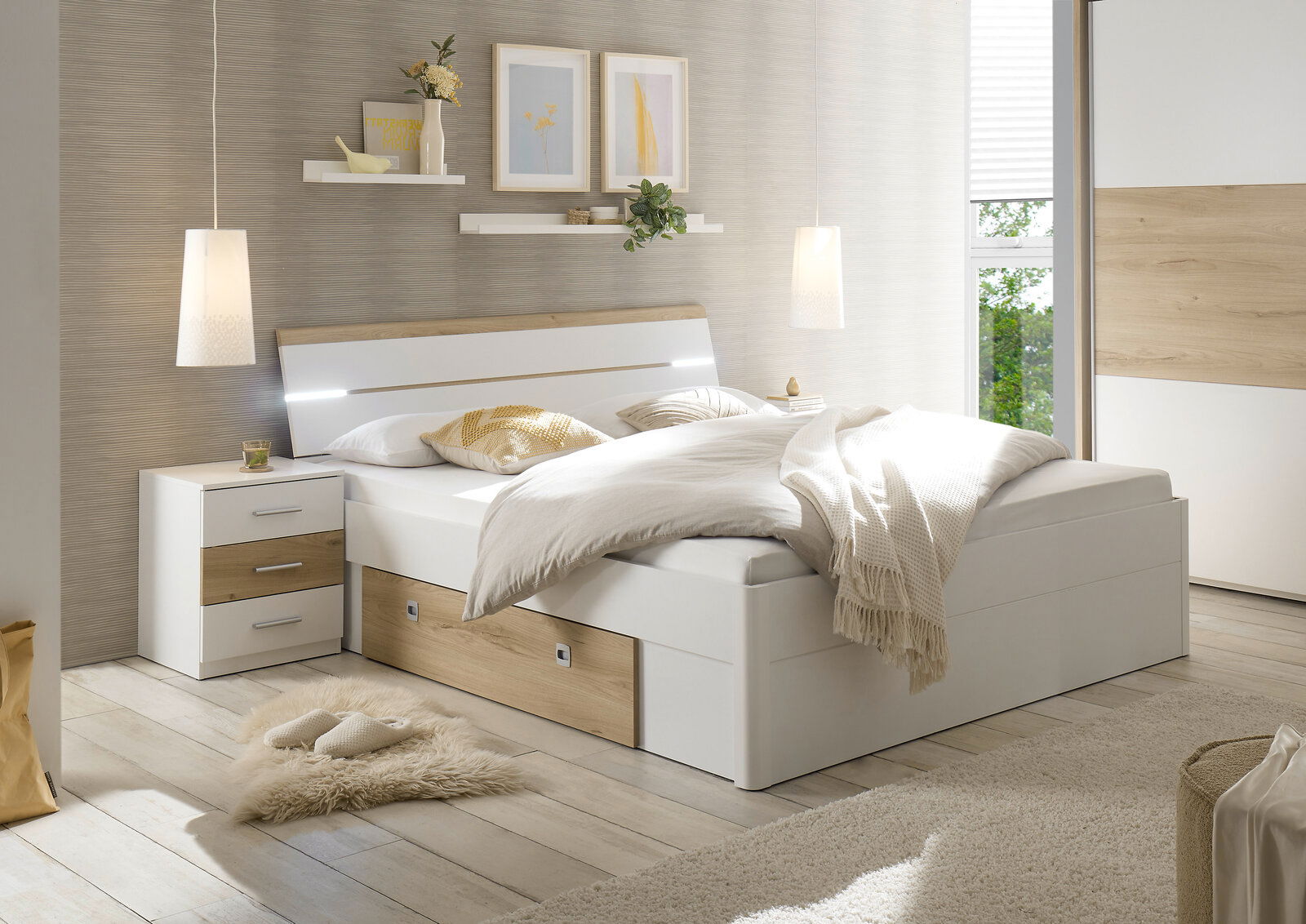Modernes Schlafzimmer mit einem weißen Bett und Holzdetails, seitliche Perspektive