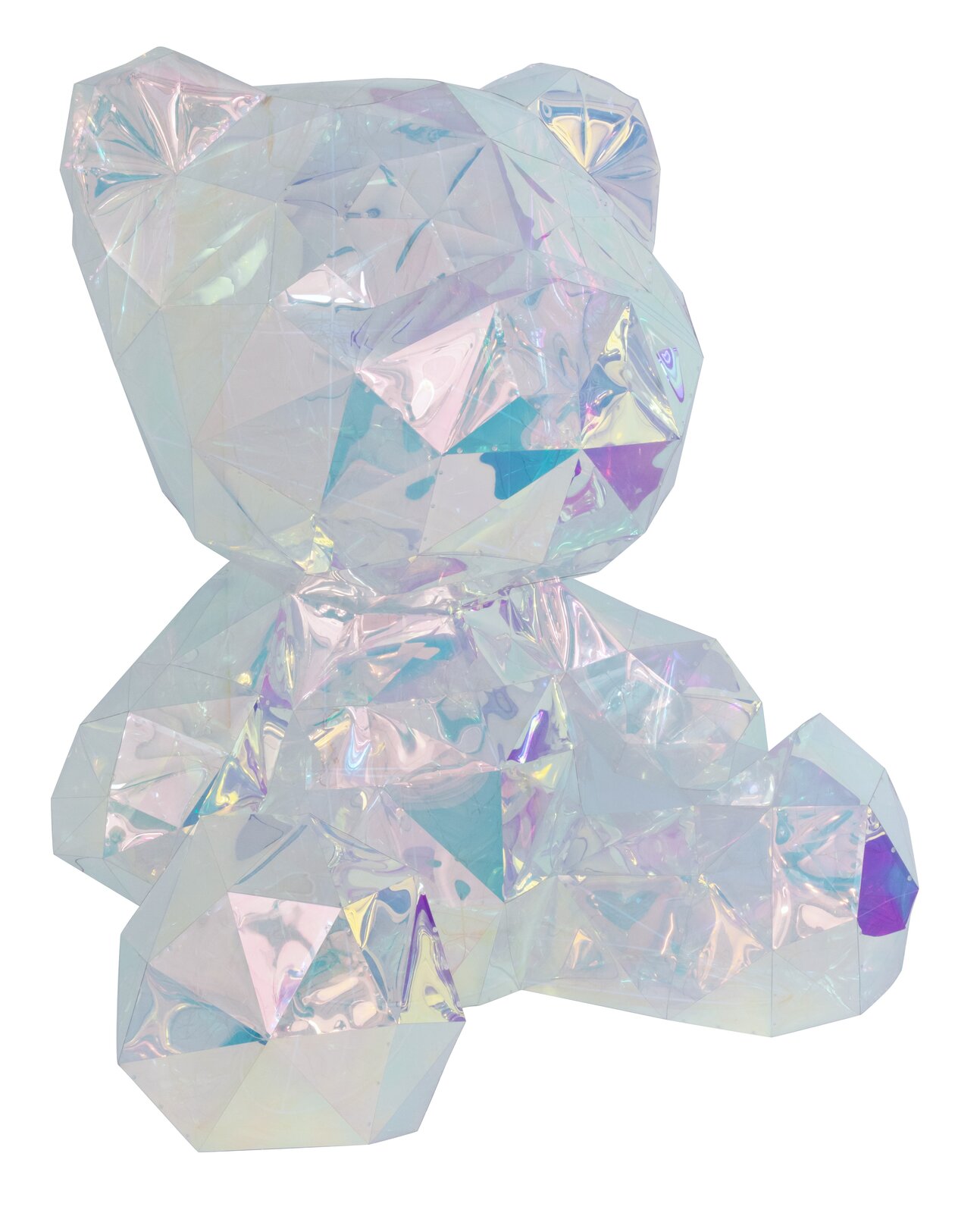 Irisierende, facettierte Bärenfigur aus transparentem Material in Pastellschimmer, freigestellt auf weißem Hintergrund, Frontansicht leicht von oben