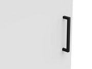 Nahaufnahme eines schwarzen Griffs an einer weißen Kommodentür, seitliche Perspektive