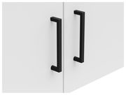 Nahaufnahme von zwei schwarzen Griffen an einer weißen Schranktür, seitliche Perspektive