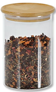 Aufbewahrungsglas mit Bambusdeckel, gefüllt mit getrockneten Kräutern, aus der Frontalperspektive.