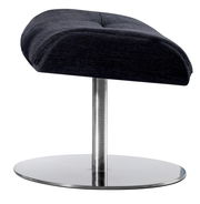 Moderner Hocker mit dunkelblauem Polster und verchromtem Standfuß, seitliche Perspektive