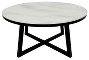 Runder Couchtisch mit weißer Marmoroptik-Tischplatte und schwarzem Metallgestell, seitliche Perspektive