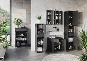 Moderne Badezimmermöbel in dunklem Design, frontal fotografiert, mit mehreren Schränken und einem Waschbecken.