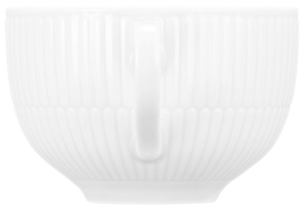 Witte koffiekop met melk, met geribbeld patroon, zijaanzicht