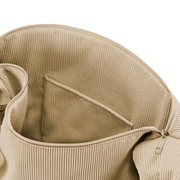 Nahaufnahme von oben in die geöffnete beige Cordtasche mit Reißverschluss und Innenfach