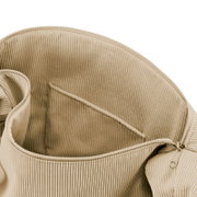 Nahaufnahme von oben in die geöffnete beige Cordtasche mit Reißverschluss und Innenfach