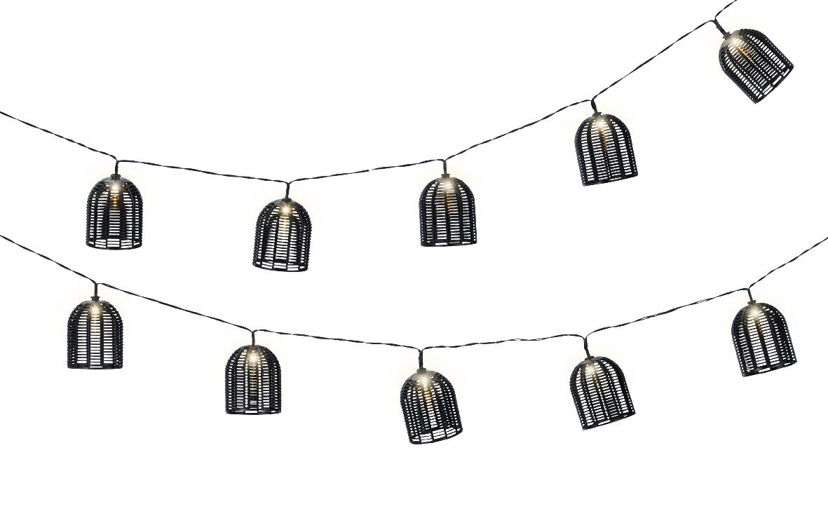 Solarbetriebene Lichterkette mit schwarzen, käfigartigen Lampenschirmen, seitliche Perspektive