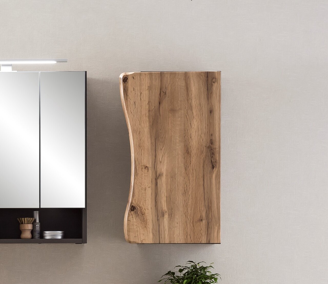 Hängeschrank aus Holz mit natürlicher Maserung, seitliche Perspektive