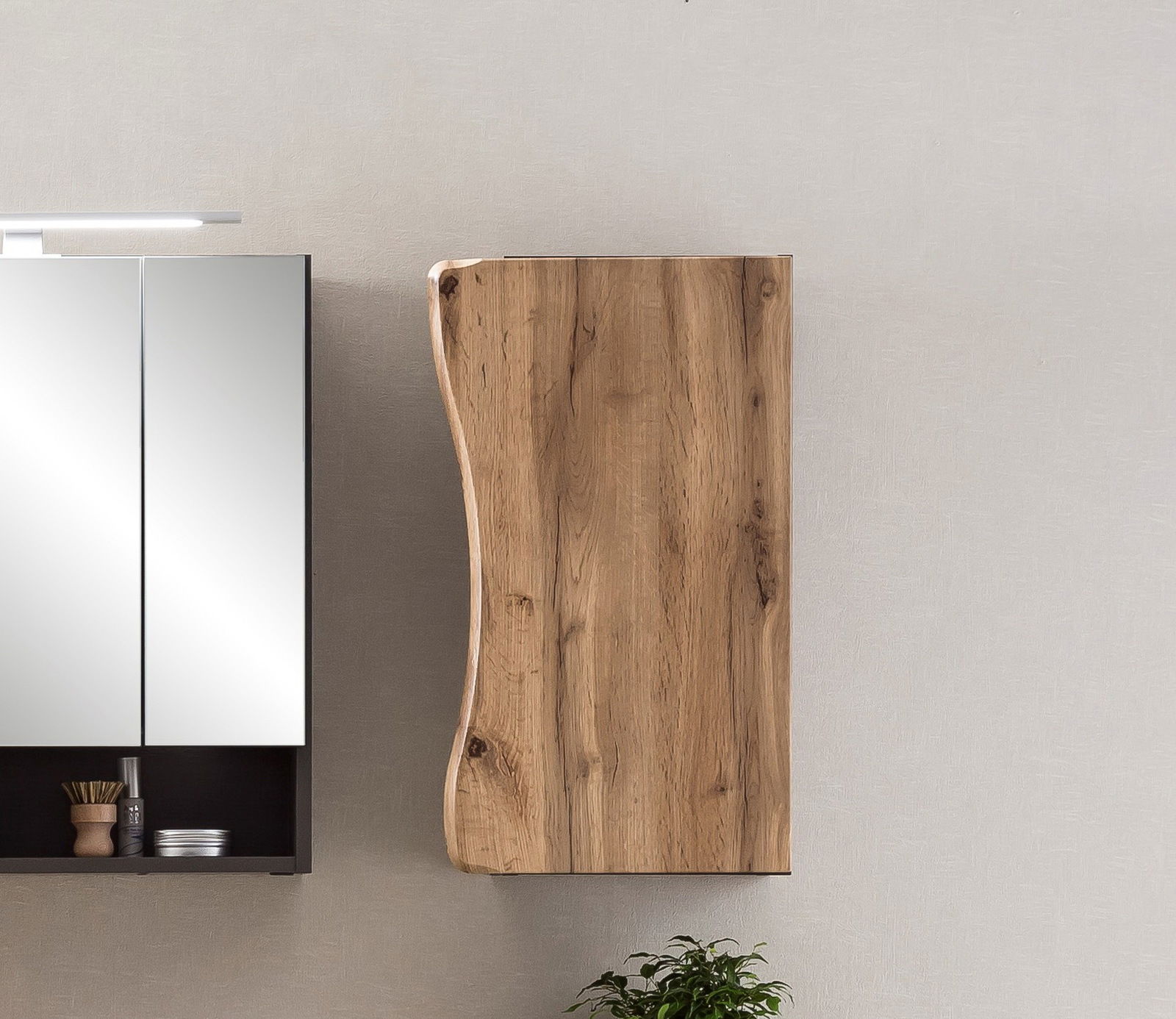 Hängeschrank aus Holz mit natürlicher Maserung, seitliche Perspektive