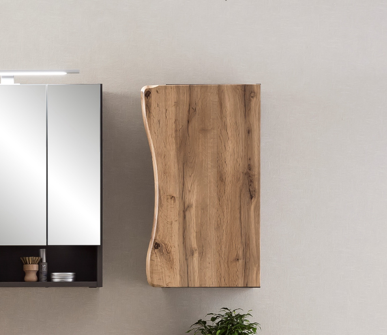 Hängeschrank aus Holz mit natürlicher Maserung, seitliche Perspektive