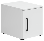 Weißer Aufsatzschrank mit schwarzem Griff, perspektivisch von vorne links betrachtet.