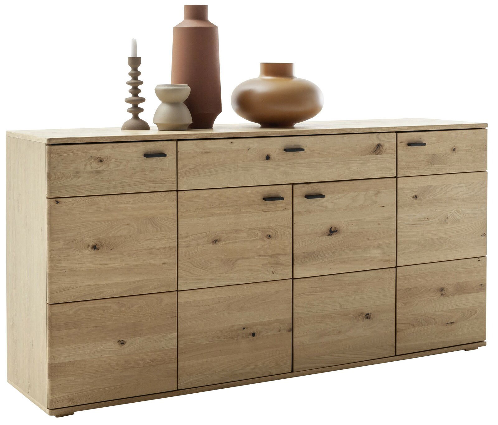 Holz-Sideboard mit mehreren Schubladen und Türen, dekoriert mit Vasen und Kerzen, Frontalansicht