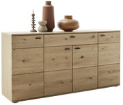 Holz-Sideboard mit mehreren Schubladen und Türen, dekoriert mit Vasen und Kerzen, Frontalansicht