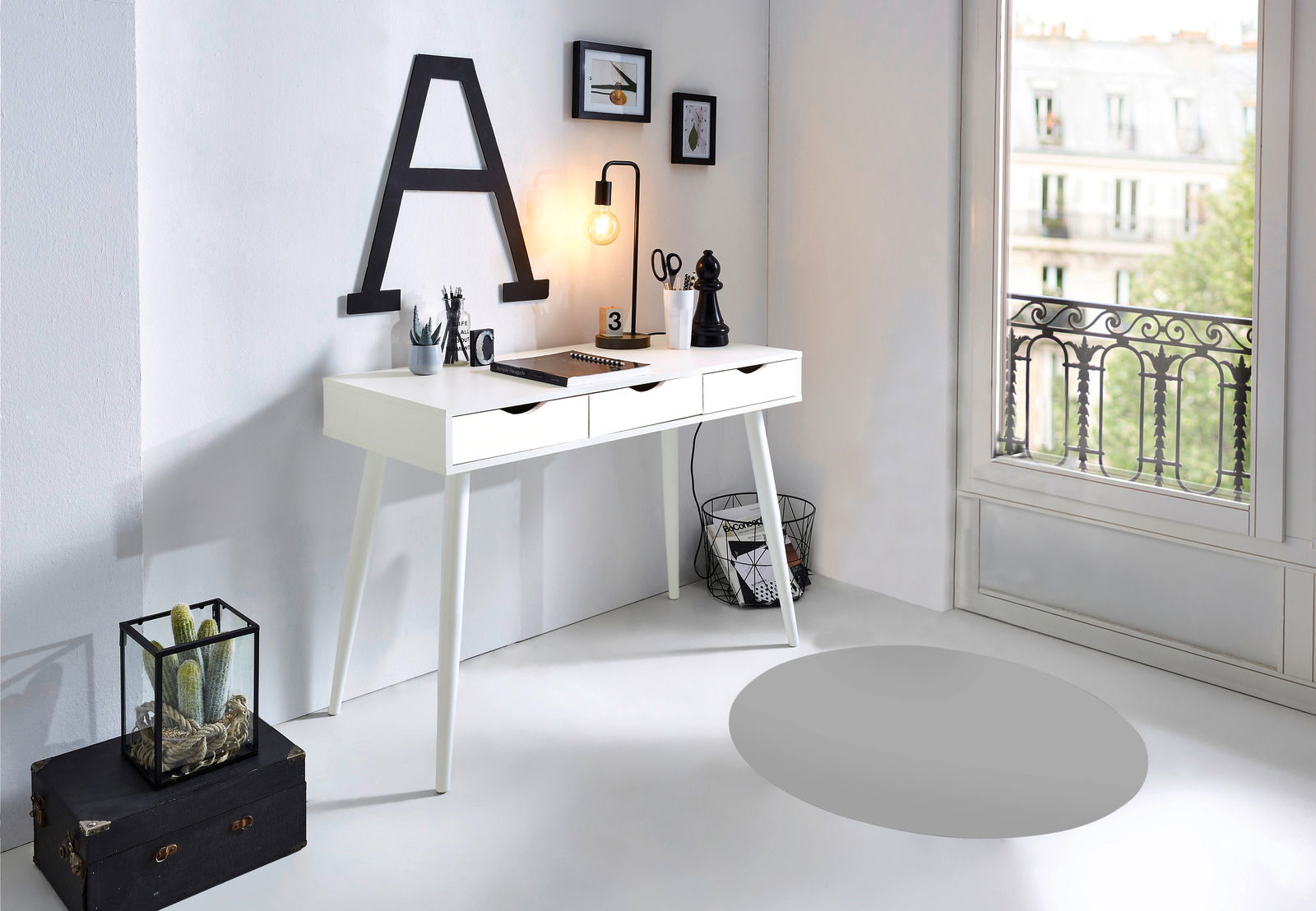 Landscape Schreibtisch NEPTUN Moderner weißer Schreibtisch mit drei Schubladen, seitliche Perspektive, dekoriert mit Lampe, Pflanzen und Büroartikeln, in einem hellen Raum mit großem Fenster.