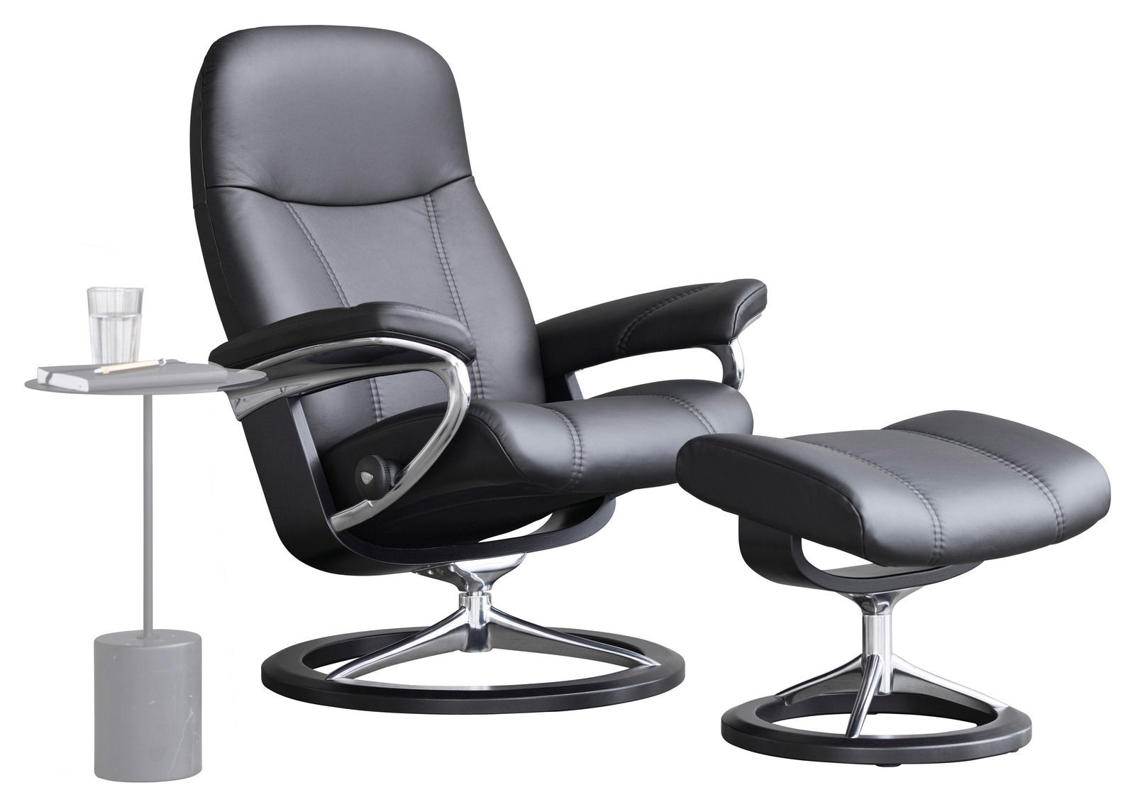Stressless Einzelsesselset CONSUL Moderner schwarzer Einzelsessel mit Hocker, seitliche Perspektive, inklusive kleinem Beistelltisch mit Glas und Notizbuch.