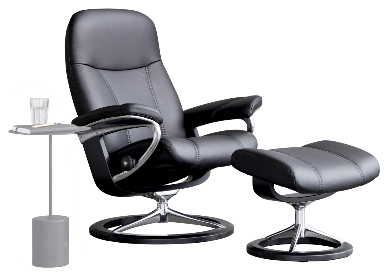 Stressless Einzelsesselset CONSUL Moderner schwarzer Einzelsessel mit Hocker, seitliche Perspektive, inklusive kleinem Beistelltisch mit Glas und Notizbuch.