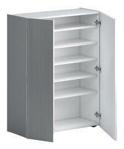 Moderner Schuhschrank Voleo TANKO mit grauer Front und weißen Regalböden, geöffnete Türen, seitliche Perspektive