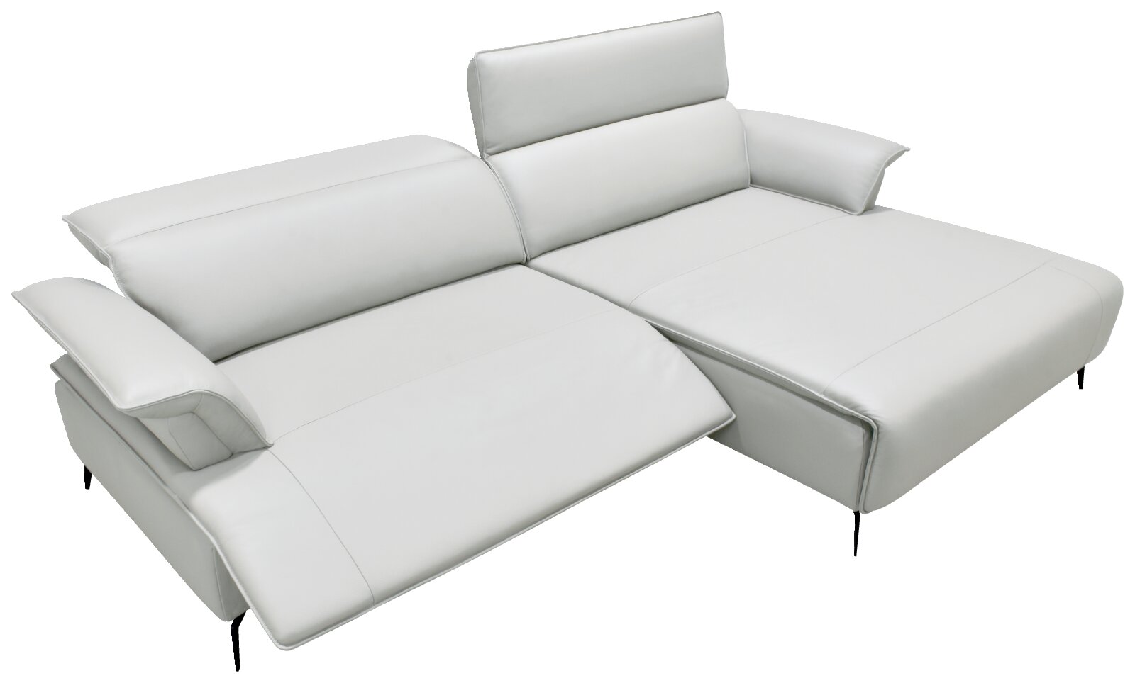 Moderne witte hoekbank met chaise longue, verstelbare hoofdsteunen en brede armleuningen, schuin van voren en iets van boven gezien
