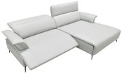 Moderne witte hoekbank met chaise longue, verstelbare hoofdsteunen en brede armleuningen, schuin van voren en iets van boven gezien