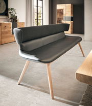 Moderne Bank mit schwarzem Lederbezug und Holzbeinen, seitliche Perspektive im Wohnzimmer.