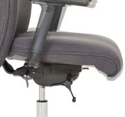 Seitenansicht eines grauen XL-Drehstuhls mit Armlehnen und verstellbarem Sitzmechanismus.