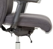 Seitenansicht eines grauen XL-Drehstuhls mit Armlehnen und verstellbarem Sitzmechanismus.