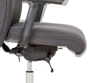 Seitenansicht eines grauen XL-Drehstuhls mit Armlehnen und verstellbarem Sitzmechanismus.