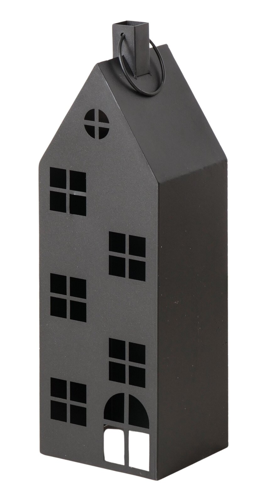 Zwarte metalen lantaarn in de vorm van een huis met uitgesneden ramen en een deur, met een handvat aan de bovenkant, vrijstaand op een witte achtergrond, schuin van rechtsvoor gefotografeerd.