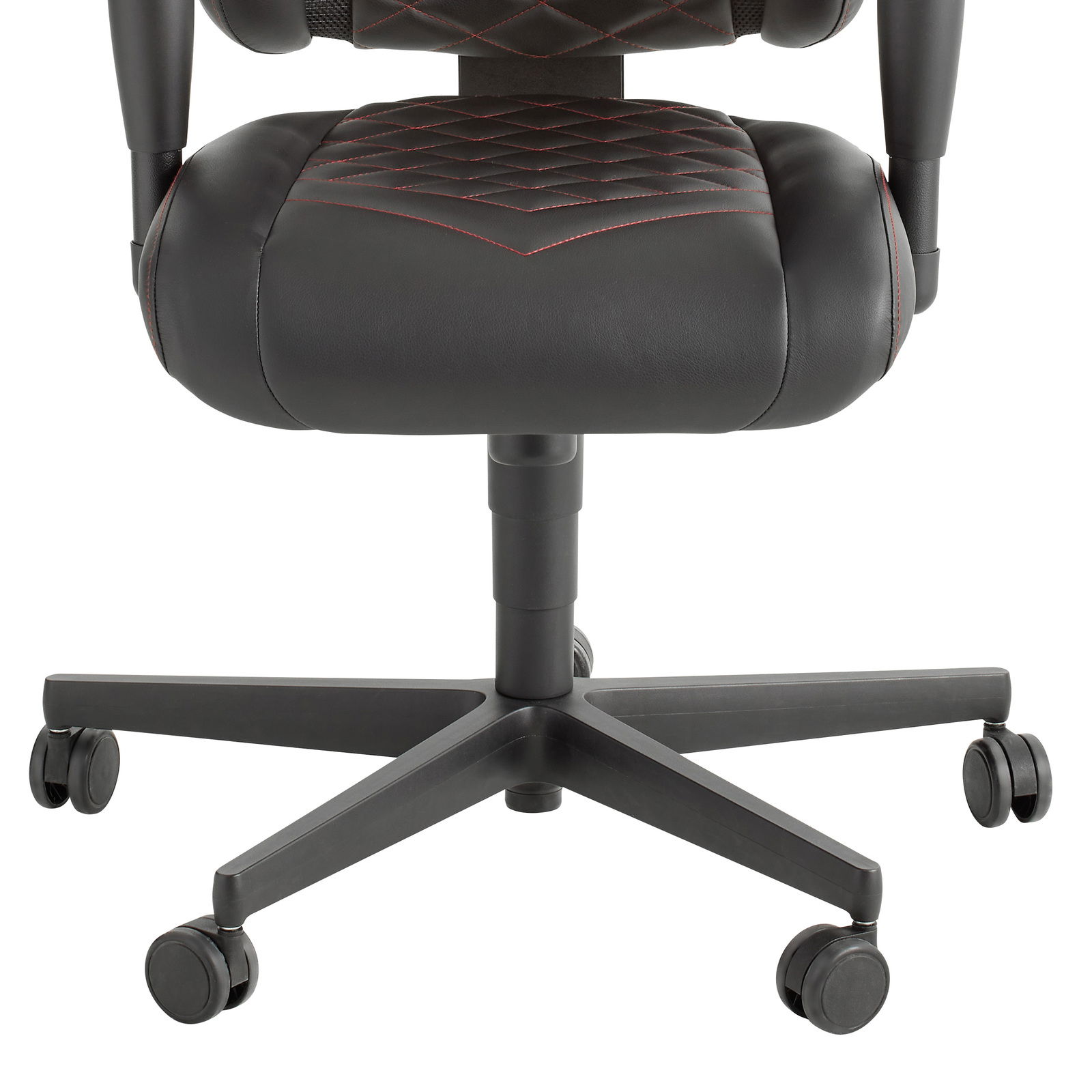 Gaming Stuhl von vorne, Fokus auf Sitzfläche und Rollen, mit schwarzem Leder und roten Nähten.