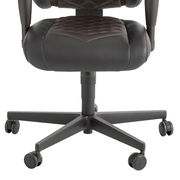 Gaming Stuhl von vorne, Fokus auf Sitzfläche und Rollen, mit schwarzem Leder und roten Nähten.