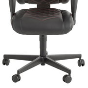 Gaming Stuhl von vorne, Fokus auf Sitzfläche und Rollen, mit schwarzem Leder und roten Nähten.