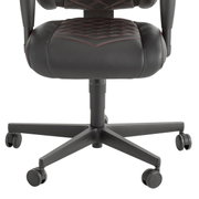 Gaming Stuhl von vorne, Fokus auf Sitzfläche und Rollen, mit schwarzem Leder und roten Nähten.