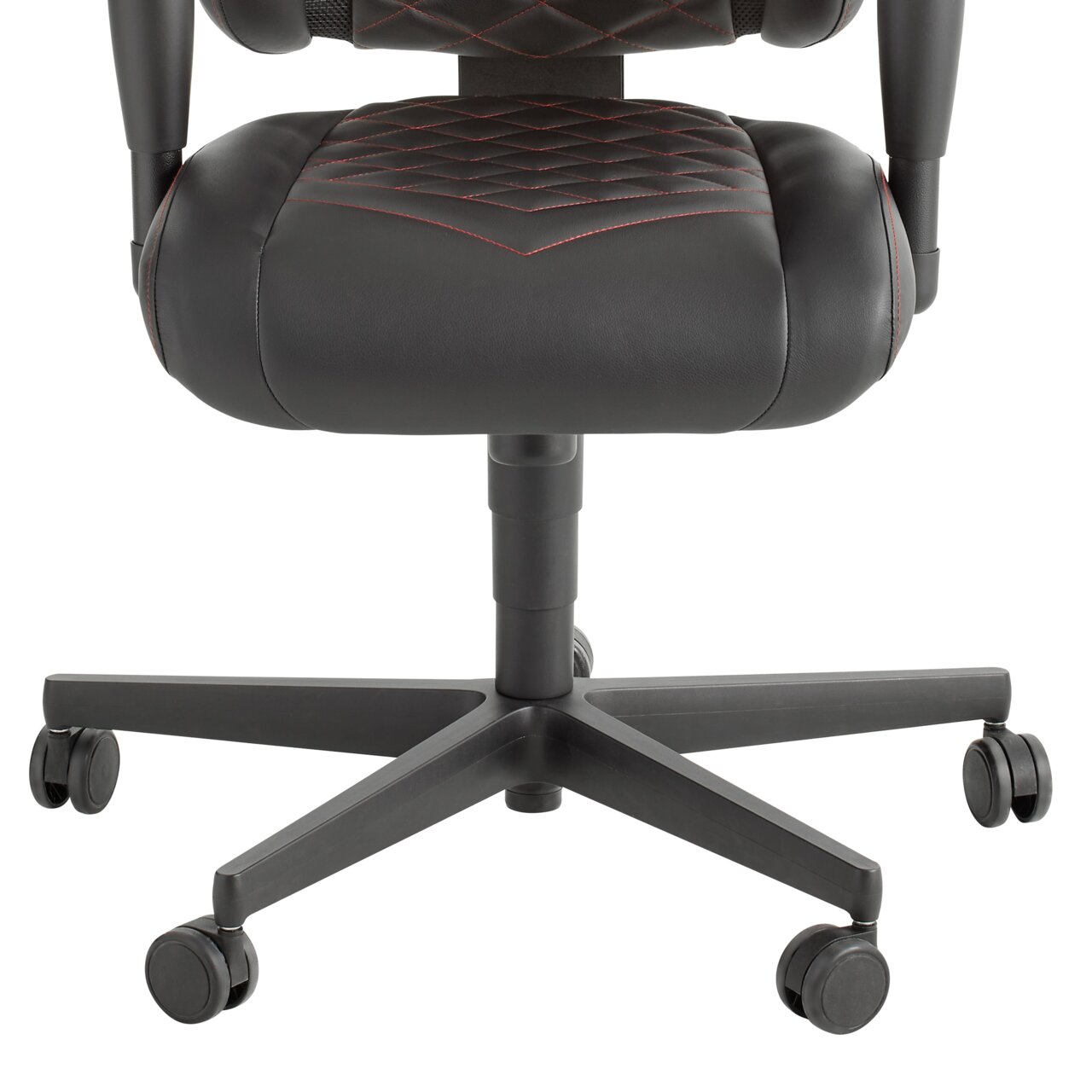 Gaming Stuhl von vorne, Fokus auf Sitzfläche und Rollen, mit schwarzem Leder und roten Nähten.