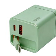 Mintgrünes 65W GaN USB-Ladegerät mit EU-Stecker, zwei USB-A-Ports und einem USB-C-Port, in schräger Vorderansicht auf weißem Hintergrund