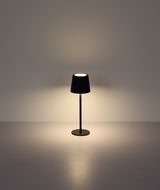 Moderne Tischleuchte in Schwarz, frontal fotografiert, mit sanftem Lichtschein auf einer glatten Oberfläche.