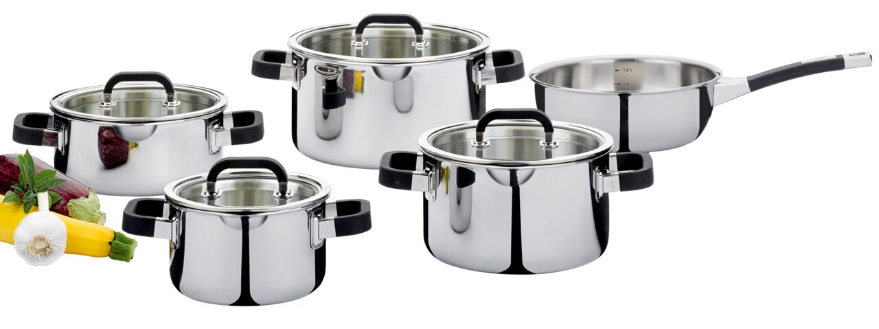 Fünf-teiliges Topf-Set FUSION2+ aus Edelstahl, bestehend aus vier Töpfen mit Glasdeckeln und einer Stielkasserolle, in einer frontalen Perspektive dargestellt.