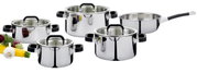 Fünf-teiliges Topf-Set FUSION2+ aus Edelstahl, bestehend aus vier Töpfen mit Glasdeckeln und einer Stielkasserolle, in einer frontalen Perspektive dargestellt.